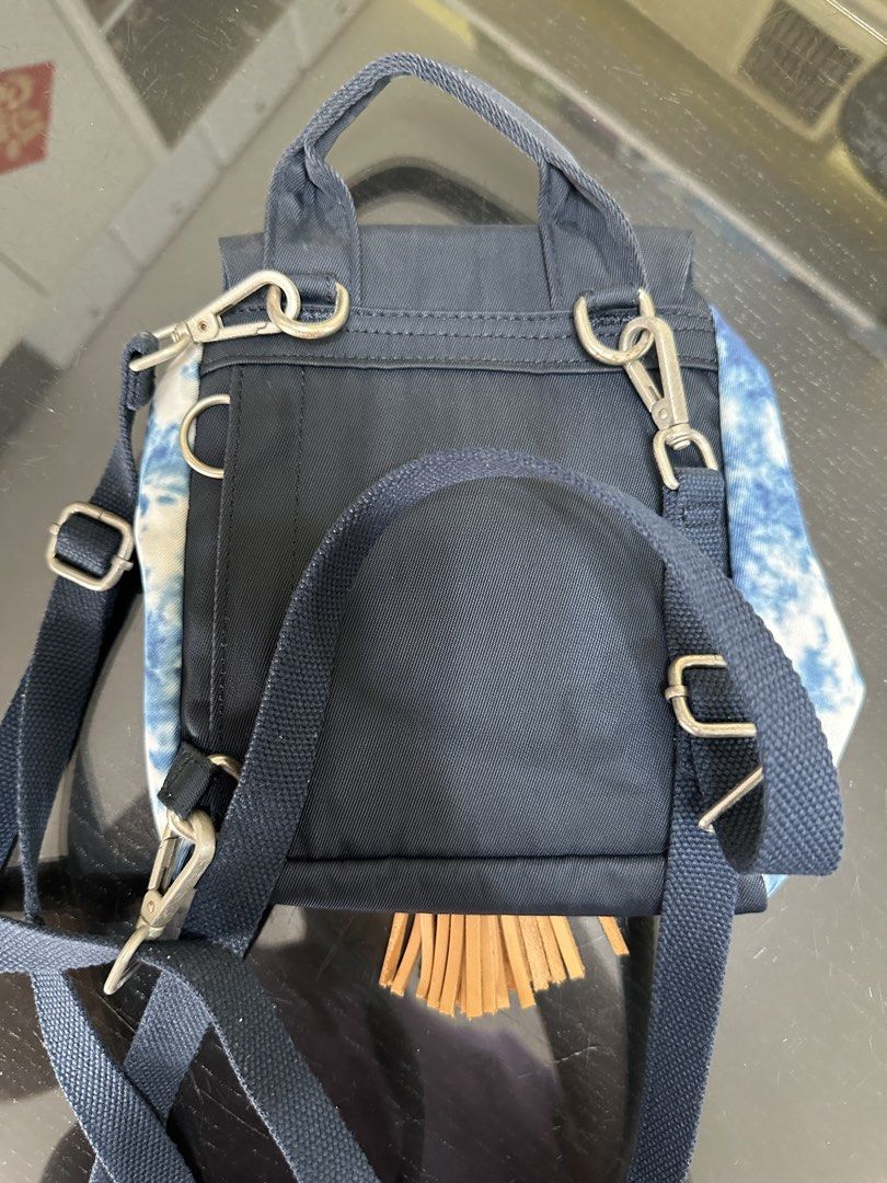 Mini backpack （分類：背囊）位於 Hong Kong。 由 joy0824 提交（商品編號 1459694197，圖片 2）。簡介： 大約8.5×8.5吋 九成新 。
