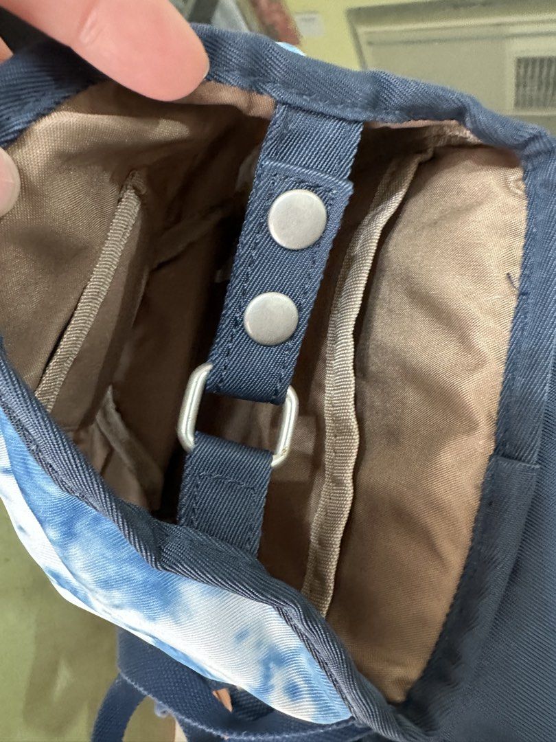 Mini backpack （分類：背囊）位於 Hong Kong。 由 joy0824 提交（商品編號 1459694197，圖片 3）。簡介： 大約8.5×8.5吋 九成新 。