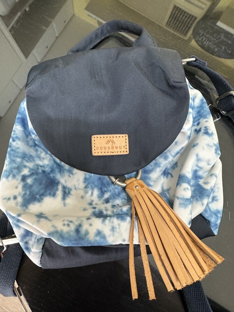 Mini backpack （分類：背囊）位於 Hong Kong。 由 joy0824 提交（商品編號 1459694197，圖片 1）。簡介： 大約8.5×8.5吋 九成新 。