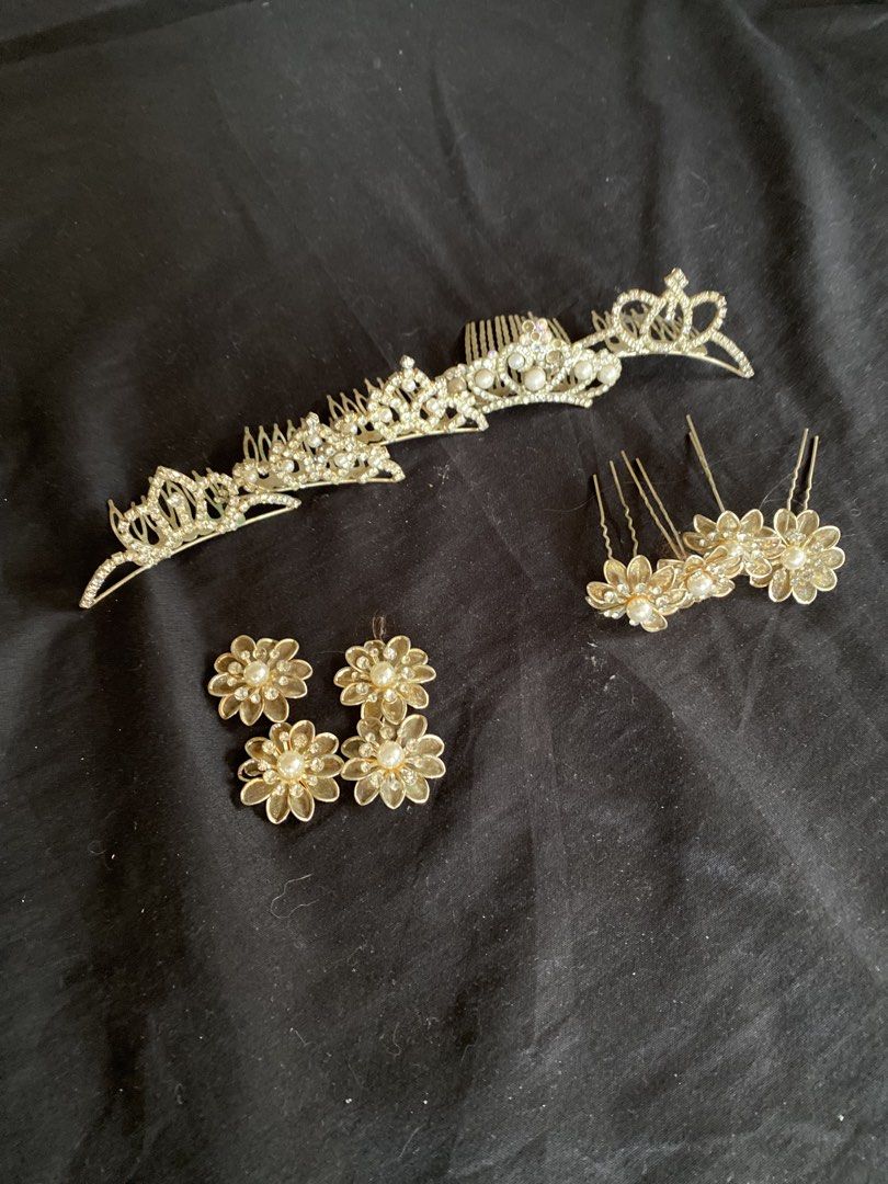 mini crowns with freebie pins (Category: Body Jewelry) located in Batangas. Submitted by v.ukay (Listing ID 1459717941, Image 1). Description: never used pero natambak for so long P100 per crown TAKE ALL FOR P400.