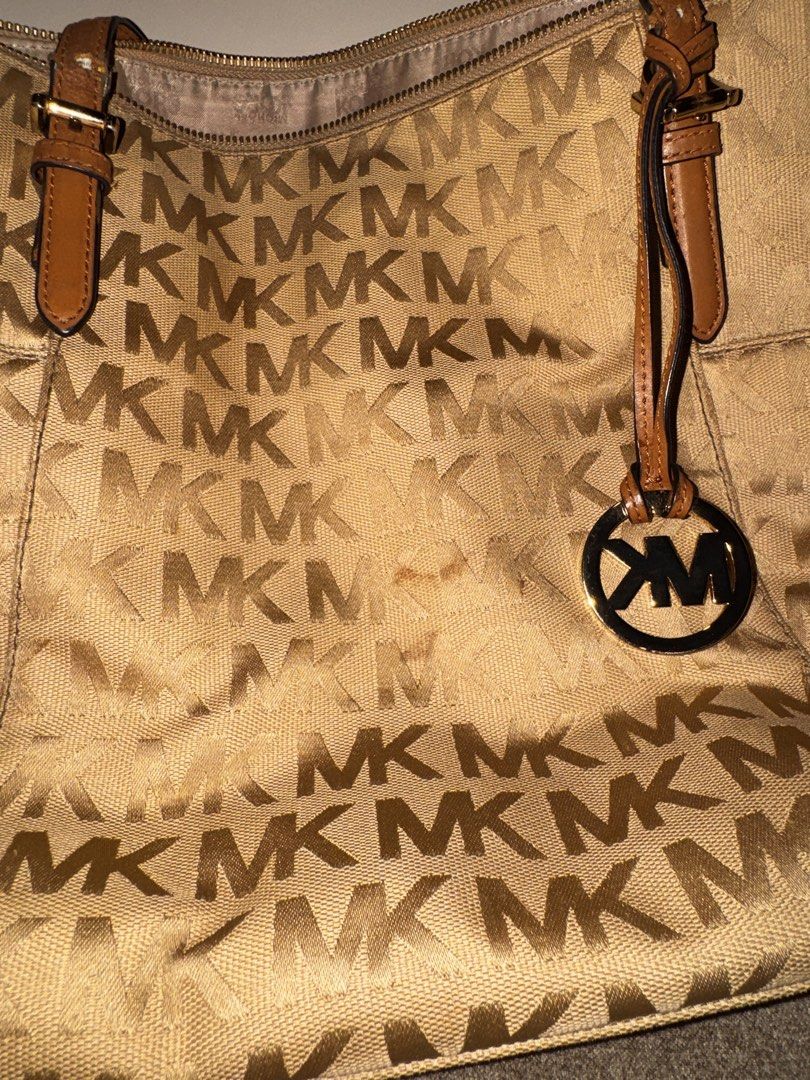 MK Vintage Shoulder Bag (Category: Shoulder Bags) located in Antipolo. Submitted by marian_ang (Listing ID 1459845902, Image 3). Description: Negotiable at this point Issues: so many 😔 Condition: 6/10 It’s really old guys but pls take it still.