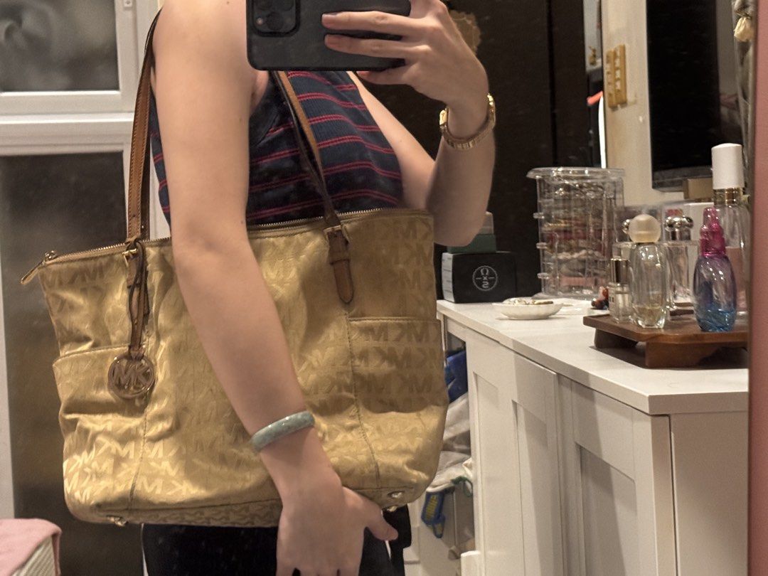 MK Vintage Shoulder Bag (Category: Shoulder Bags) located in Antipolo. Submitted by marian_ang (Listing ID 1459845902, Image 2). Description: Negotiable at this point Issues: so many 😔 Condition: 6/10 It’s really old guys but pls take it still.