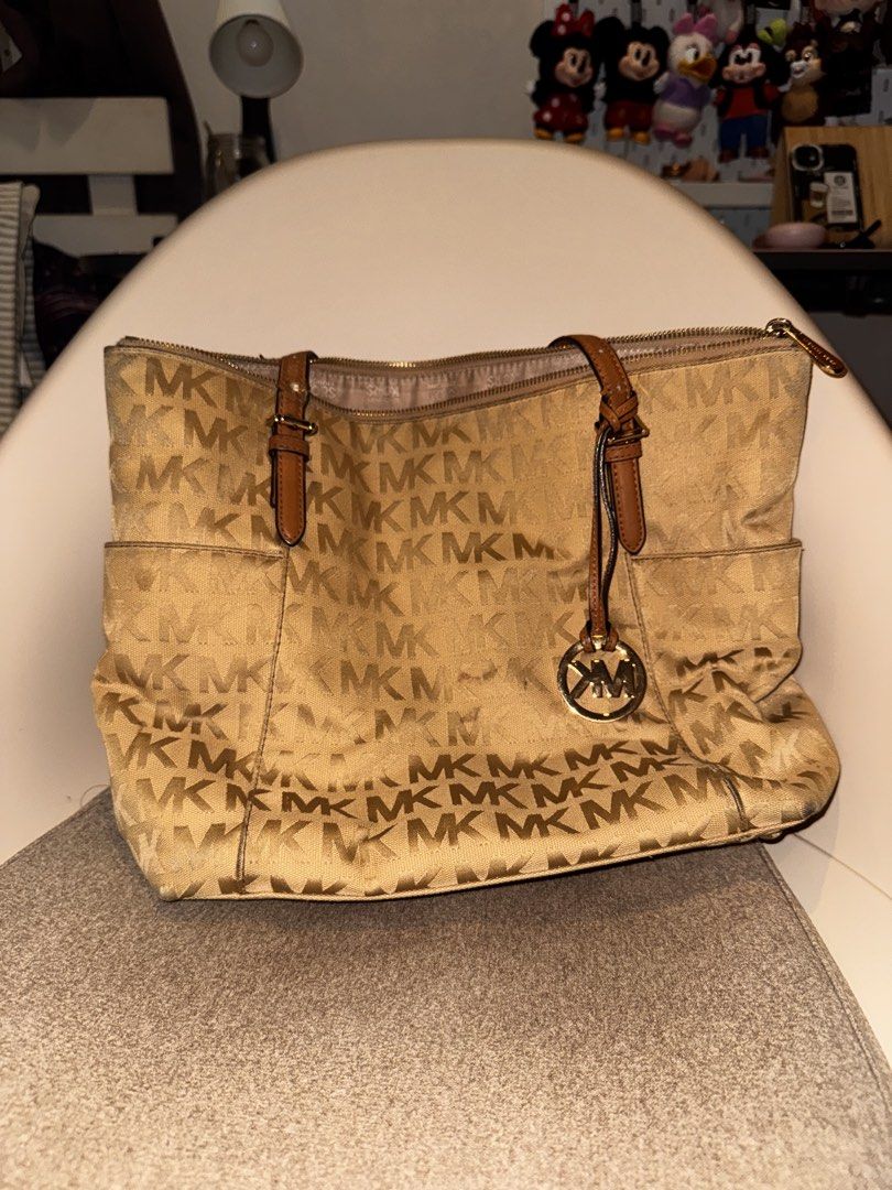 MK Vintage Shoulder Bag (Category: Shoulder Bags) located in Antipolo. Submitted by marian_ang (Listing ID 1459845902, Image 1). Description: Negotiable at this point Issues: so many 😔 Condition: 6/10 It’s really old guys but pls take it still.