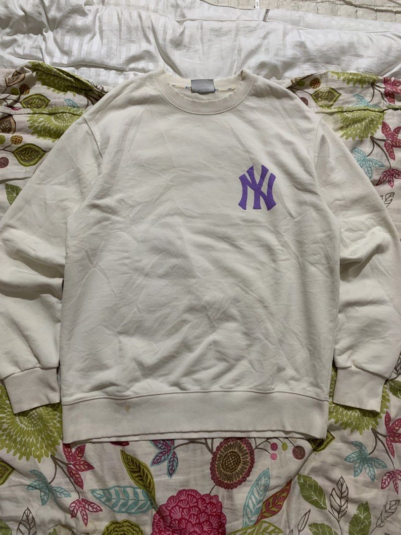 MLB New York Yankees Graphic Sweatshirt (Category: Coats, Jackets and Outerwear) located in Manila. Submitted by wild.just_trift (Listing ID 1459822406, Image 2). Description: - Cream colored MLB sweatshirt - Features a fun graphic on the back with the Yankees logo and 'MLB Like Yankees' - Smaller NY logo on the front - Comfortable crewneck style - Ideal for any Yankees fan mlb as pack size M-L color rate white 10/10 color rate black 8.5/10 excel