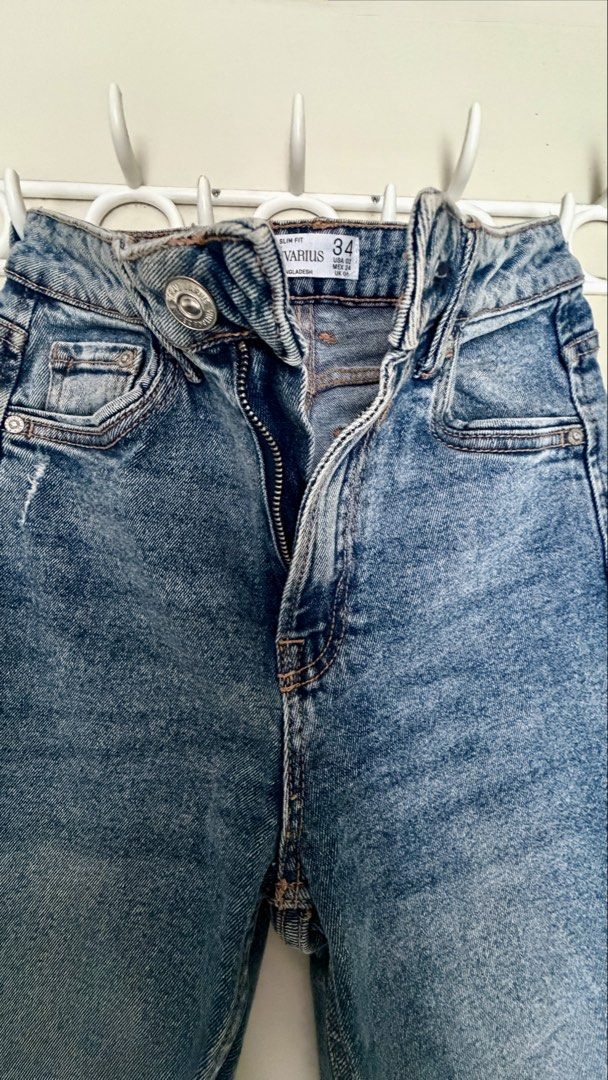Mom slim fit jeans (Category: Jeans) located in Lucban. Submitted by amandabdel87777 (Listing ID 1459706938, Image 3). Description: Stretch High waist 25-26 waist.