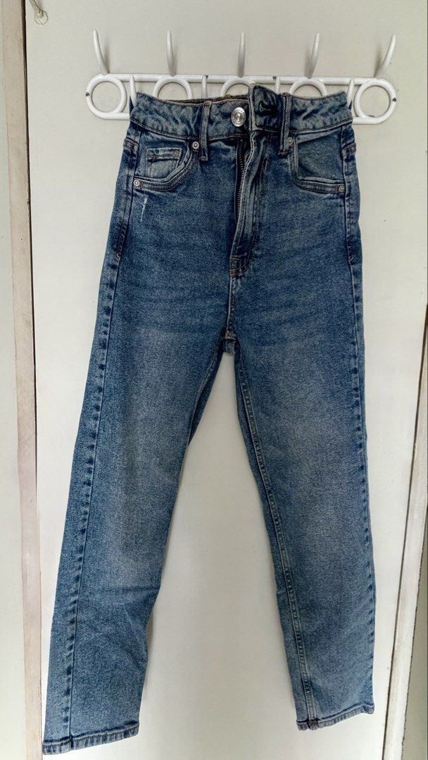Mom slim fit jeans (Category: Jeans) located in Lucban. Submitted by amandabdel87777 (Listing ID 1459706938, Image 2). Description: Stretch High waist 25-26 waist.