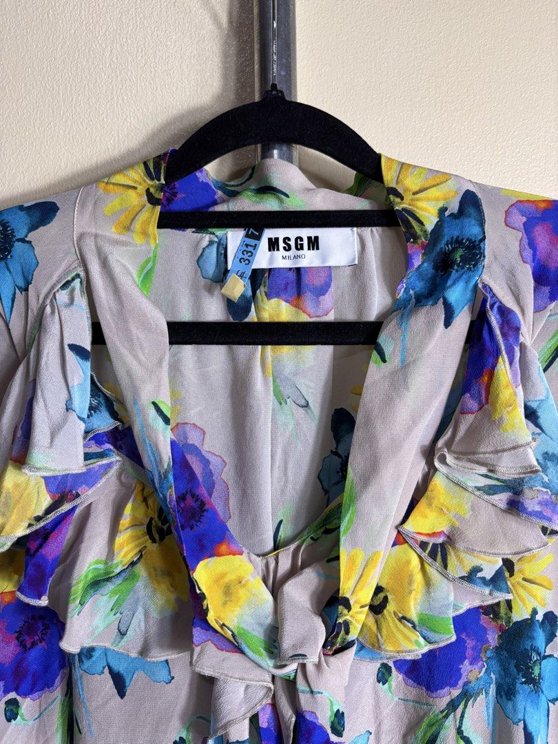 MSGM Flower Print Silk Blouse (Category: Blouses) located in Manila. Submitted by earlylifecrisis3 (Listing ID 1459898356, Image 3). Description: Sz 42 Condition 9/10 Measure it by inch Width: 21 Length: 24 Shoulder:16 Sleeve:26 Bust: 16 Hem: 20 •Refund / Returns not allowed allowed •Please do check the dimensions size on labels sometimes are not accurate on the sizing •Ask me before purchasing.