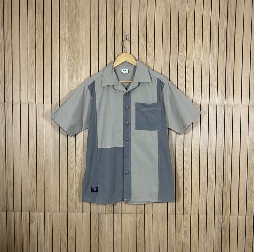 Navy Co Color-Block Button Down Polo (Category: Tshirts & Polo Shirts ) located in Bacolod City. Submitted by treasurehunts.6100 (Listing ID 1459811242, Image 1). Description: Navy Co Color-Block Button Down Polo Condition - Excellent Color rate - 9.8 / 10 No Flaws Dimensions : Width - 22 Length - 28.5 Brands you might find on my profile ( Cos, Uniqlo, H&M, Zara, Muji, Ralph Lauren, Hugo Boss, Fred Perry, Lacoste, Armani, Oakley, The North Face, 