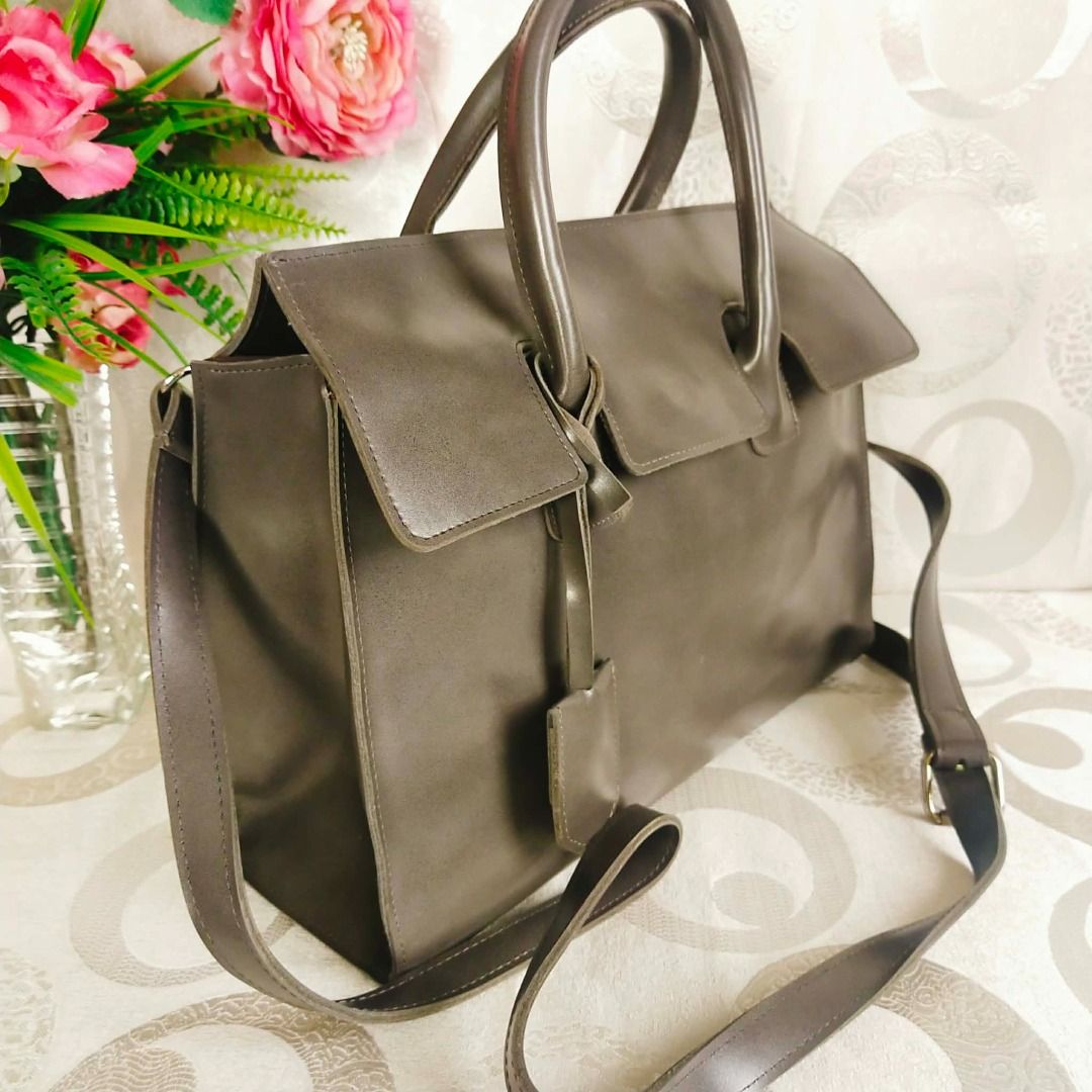 new #72🖤 PREMIUM STRUCTURED 2-WAY LEATHER HANDBAG 🖤 (Category: Cross-body Bags) located in Valenzuela. Submitted by sakura_japan_surplus (Listing ID 1459742374, Image 3). Description: 🇯🇵 ✨ JAPAN SOURCE SURPLUS ✨ 🇯🇵 Authentic • Handpicked from Japan • Carefully Curated 🖤 PREMIUM STRUCTURED 2-WAY LEATHER HANDBAG 🖤 ✨ Sleek • Minimalist • Sophisticated ✨ Up for grabs is this elegant, highly structured two-way leather handbag in a beautiful ch