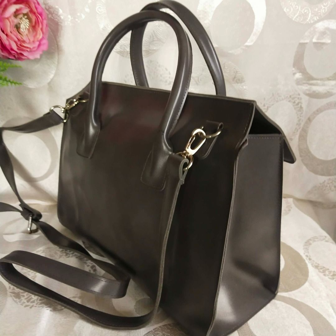 new #72🖤 PREMIUM STRUCTURED 2-WAY LEATHER HANDBAG 🖤 (Category: Cross-body Bags) located in Valenzuela. Submitted by sakura_japan_surplus (Listing ID 1459742374, Image 2). Description: 🇯🇵 ✨ JAPAN SOURCE SURPLUS ✨ 🇯🇵 Authentic • Handpicked from Japan • Carefully Curated 🖤 PREMIUM STRUCTURED 2-WAY LEATHER HANDBAG 🖤 ✨ Sleek • Minimalist • Sophisticated ✨ Up for grabs is this elegant, highly structured two-way leather handbag in a beautiful ch