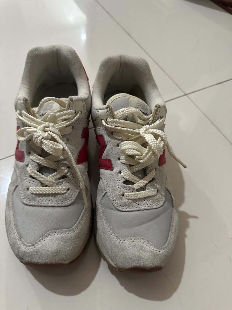 New balance 574 US SIZE 6 (Category: Sneakers) located in Caloocan City. Submitted by ai_declutter (Listing ID 1459726612, Image 1). Description: Just needs washing/cleaning But no damage.