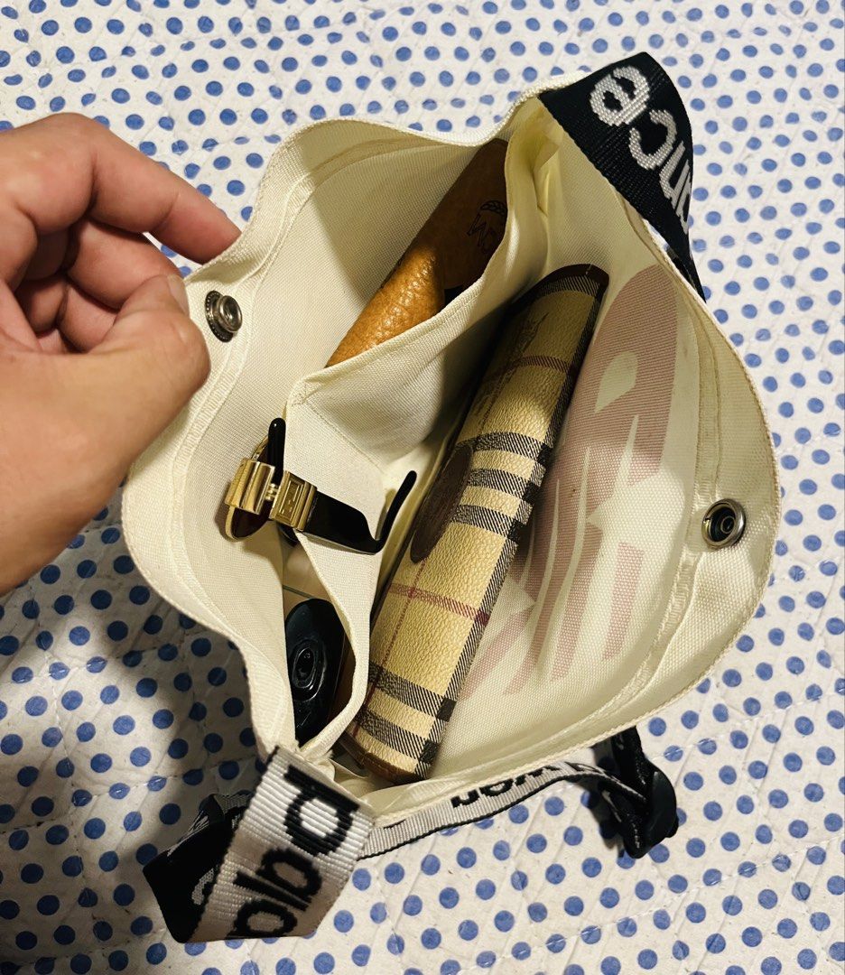 New Balance Sling Bag (Category: Sling Bags) located in Navotas City. Submitted by y2kikaystuff (Listing ID 1459858034, Image 3). Description: New Balance Sling Bag With Mini Compartment Not ukay Personal item from Japan No issue Need wash Madumi lang From 600 down to 400 only Pm me.