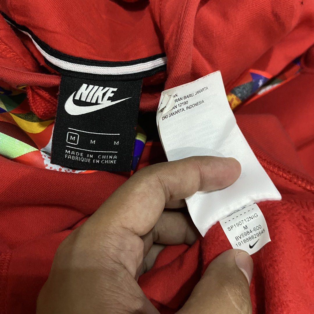 NIKE BIG SWOOSH HOODIE (Category: Coats, Jackets and Outerwear) located in Pasig City. Submitted by buzzthrifty (Listing ID 1459832304, Image 3). Description: SIZE M-L 22x30 EXCELLENT CONDITION NEEDS WASH LAST PIC .