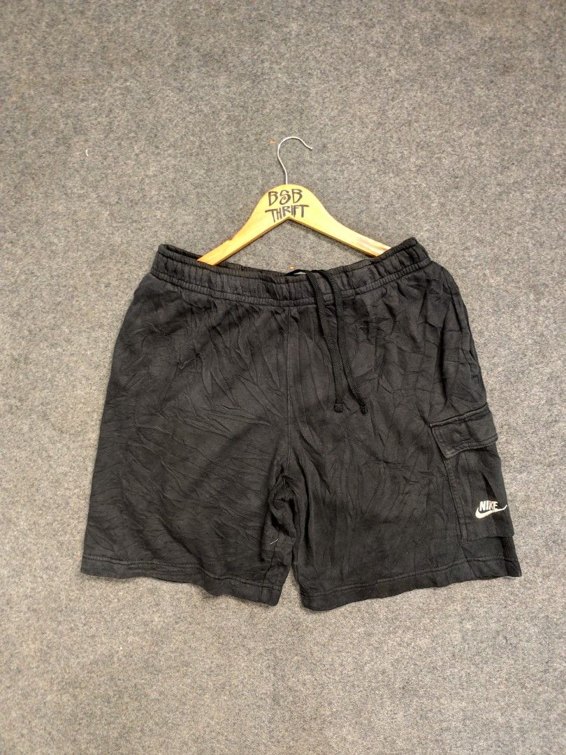 Nike Black Cargo Shorts (Category: Shorts) located in Cordova. Submitted by bsb.streetluxvintage.clothing (Listing ID 1459784476, Image 2). Description: - Black Nike Cargo Shorts - Size XL - Elastic waistband with drawstring - Right side cargo pocket with button closure - Material: 80% Cotton, 20% Polyester - Ideal for casual wear.