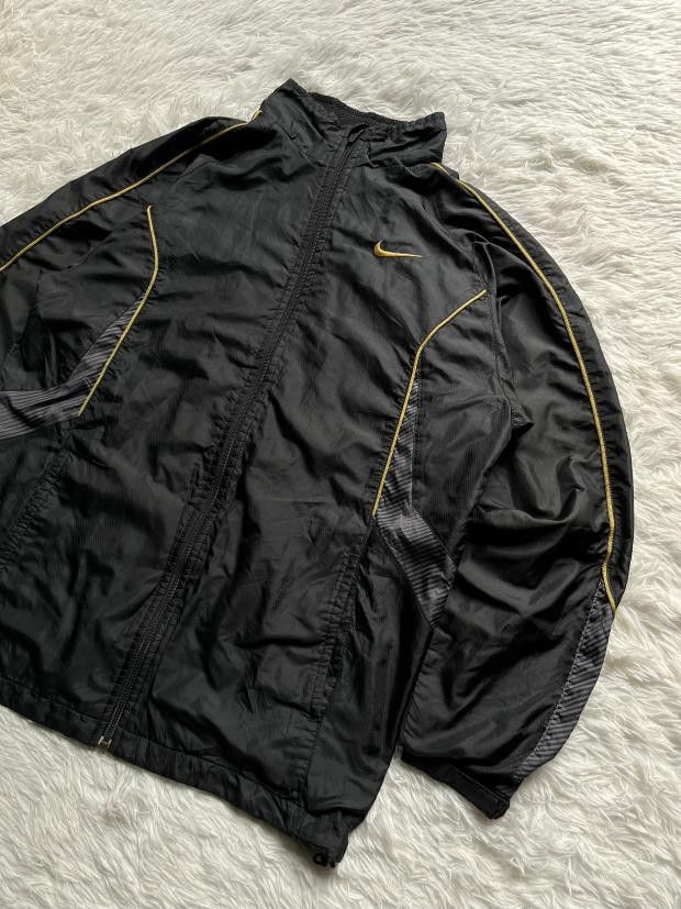 Nike black windbreaker (Category: Coats, Jackets and Outerwear) located in Manila. Submitted by love_micha0831 (Listing ID 1459880899, Image 2). Description: PM FOR MORE DETAILS ‼️ NO ISSUE ‼️ MOP: GCASH 💲 MOD : JNT/LALAMOVE 🛵 LOC: METROMANILA VALENZUELA 📍.