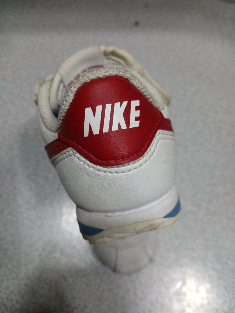 Nike Cortez (Category: Babies & Kids Fashion) located in La Trinidad. Submitted by dashopperist (Listing ID 1459746507, Image 2). Description: - White Nike Cortez baby shoes - Classic design with red accents - Velcro straps for easy on/off - Ideal for babies starting to walk - Pre-loved condition, ready for a new home.