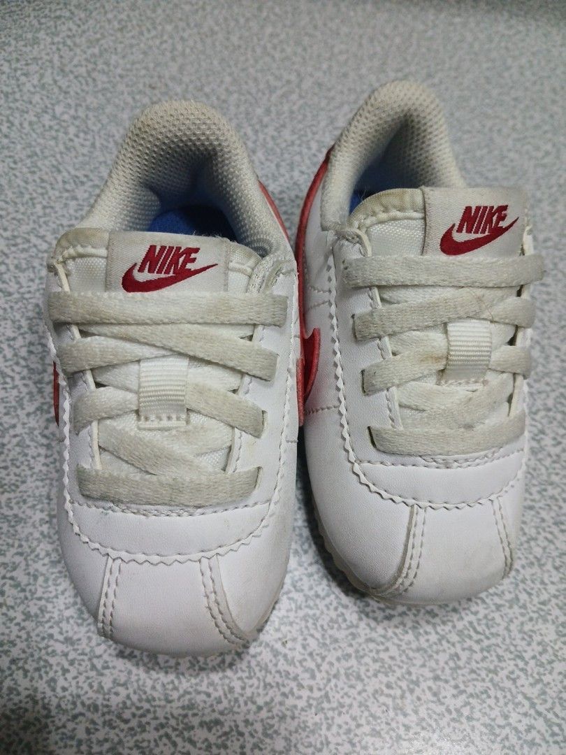 Nike Cortez (Category: Babies & Kids Fashion) located in La Trinidad. Submitted by dashopperist (Listing ID 1459746507, Image 3). Description: - White Nike Cortez baby shoes - Classic design with red accents - Velcro straps for easy on/off - Ideal for babies starting to walk - Pre-loved condition, ready for a new home.