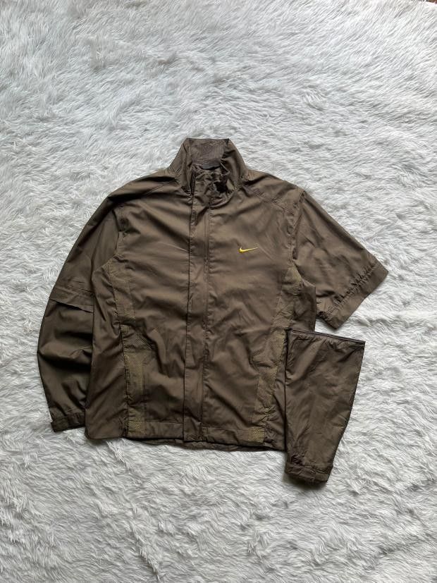 Nike detachable sleeves (Category: Coats, Jackets and Outerwear) located in Manila. Submitted by love_micha0831 (Listing ID 1459880490, Image 3). Description: PM FOR MORE DETAILS ‼️ NO ISSUE ‼️ MOP: GCASH 💲 MOD : JNT/LALAMOVE 🛵 LOC: METROMANILA VALENZUELA 📍.