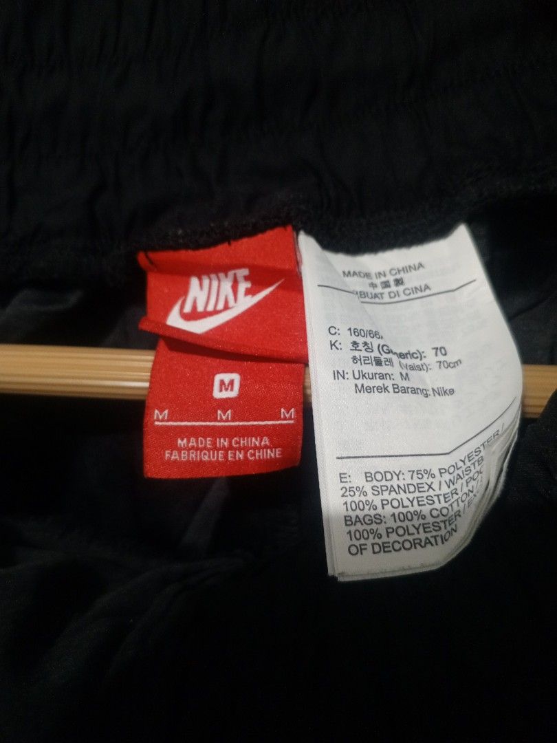 Nike mesh sport shorts (Category: Activewear) located in Santa Maria. Submitted by paulo-garcia21 (Listing ID 1459832430, Image 3). Description: med on tag 27 to 32 by 13 hem 12 excellent condition no issue.
