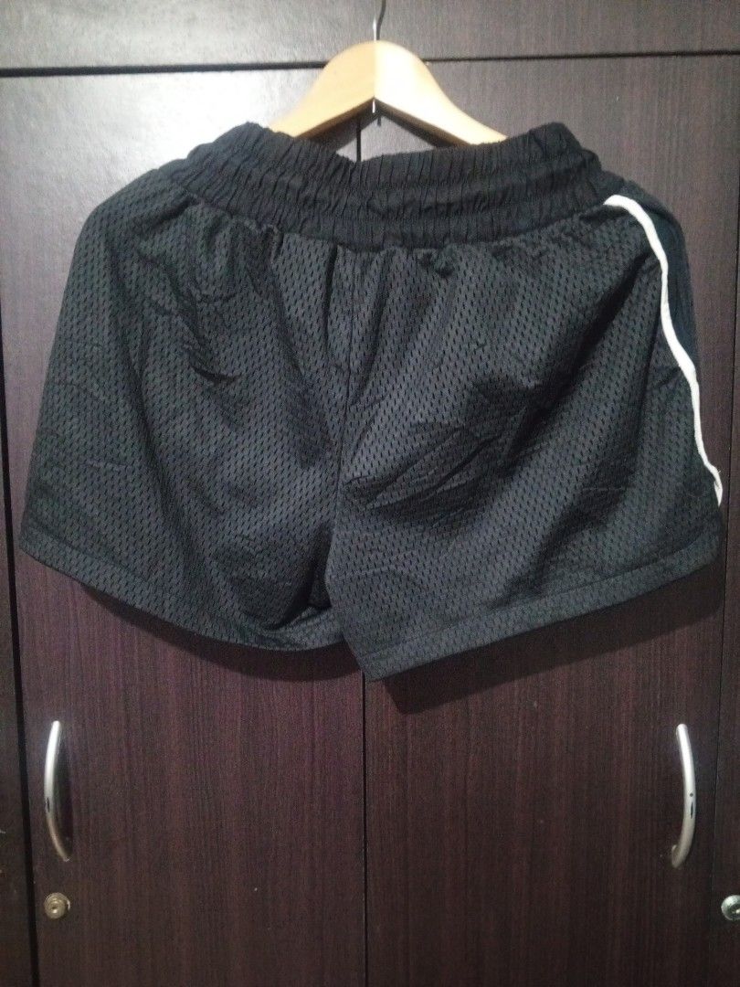 Nike mesh sport shorts (Category: Activewear) located in Santa Maria. Submitted by paulo-garcia21 (Listing ID 1459832430, Image 2). Description: med on tag 27 to 32 by 13 hem 12 excellent condition no issue.