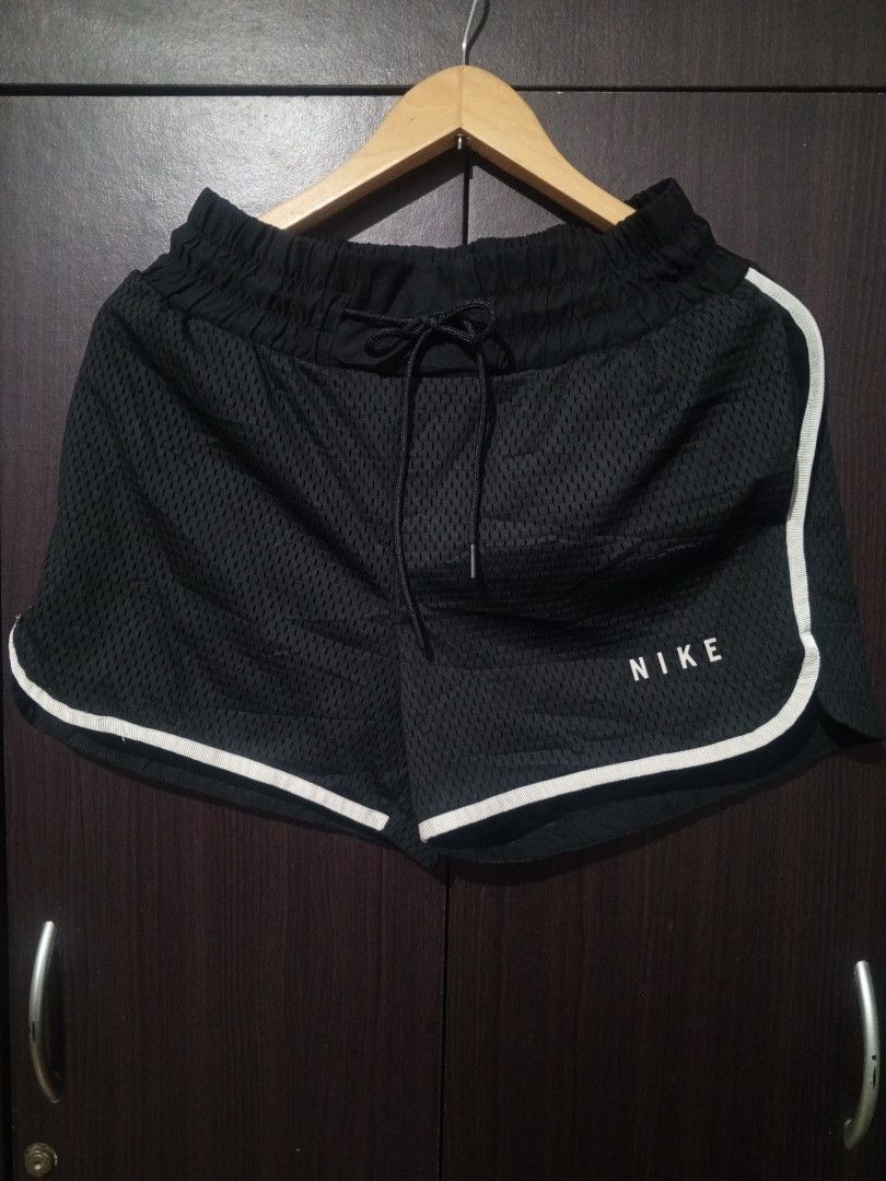 Nike mesh sport shorts (Category: Activewear) located in Santa Maria. Submitted by paulo-garcia21 (Listing ID 1459832430, Image 1). Description: med on tag 27 to 32 by 13 hem 12 excellent condition no issue.