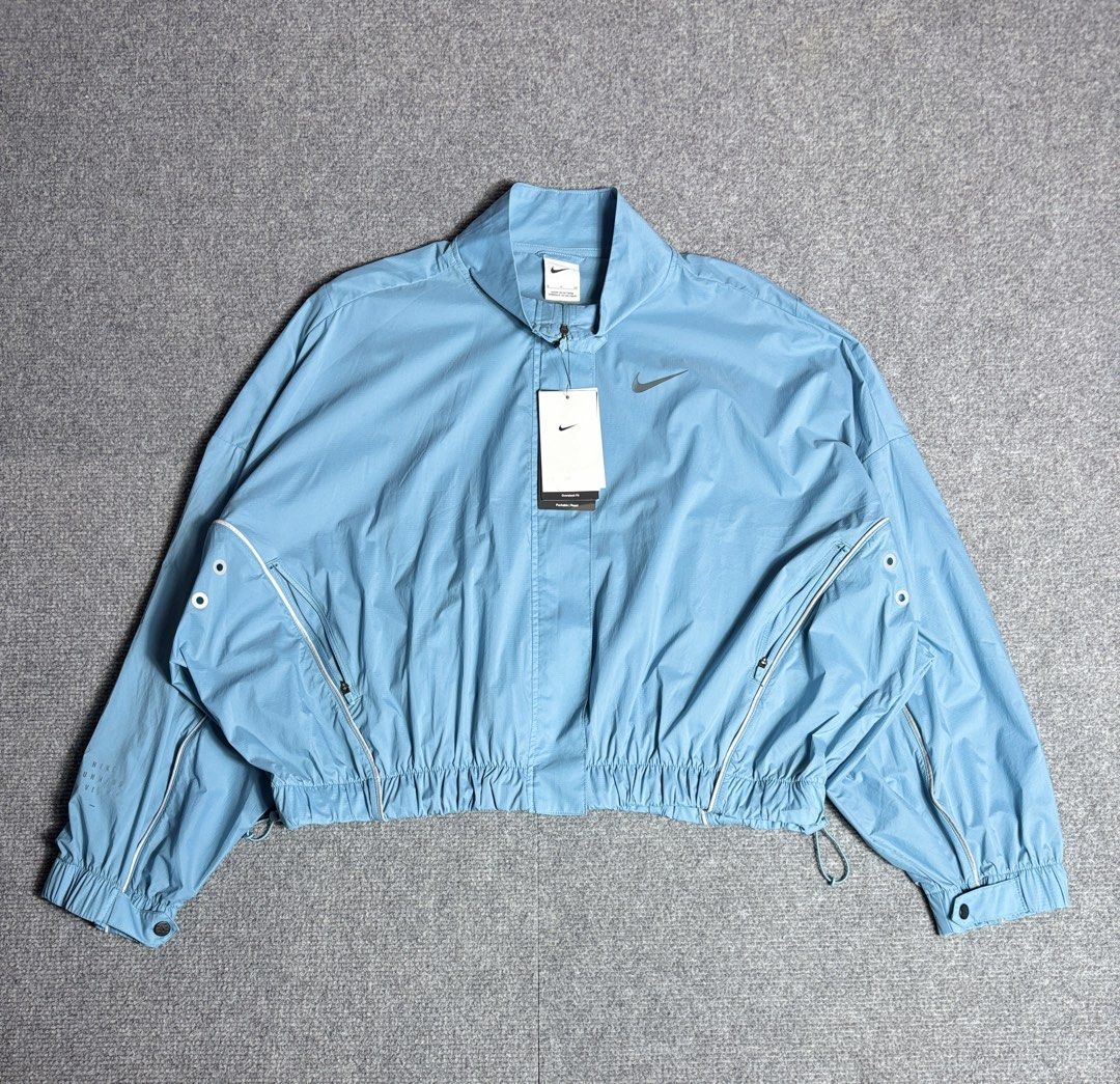 Nike Running Windbreaker for Womens (Category: Coats, Jackets and Outerwear) located in Meycauayan. Submitted by Thrifty_fifth_P_Street (Listing ID 1459787799, Image 3). Description: Oversized fit Reflectorized details Packable into a bag 24.5 - 21.5 Can fit up to large womens.