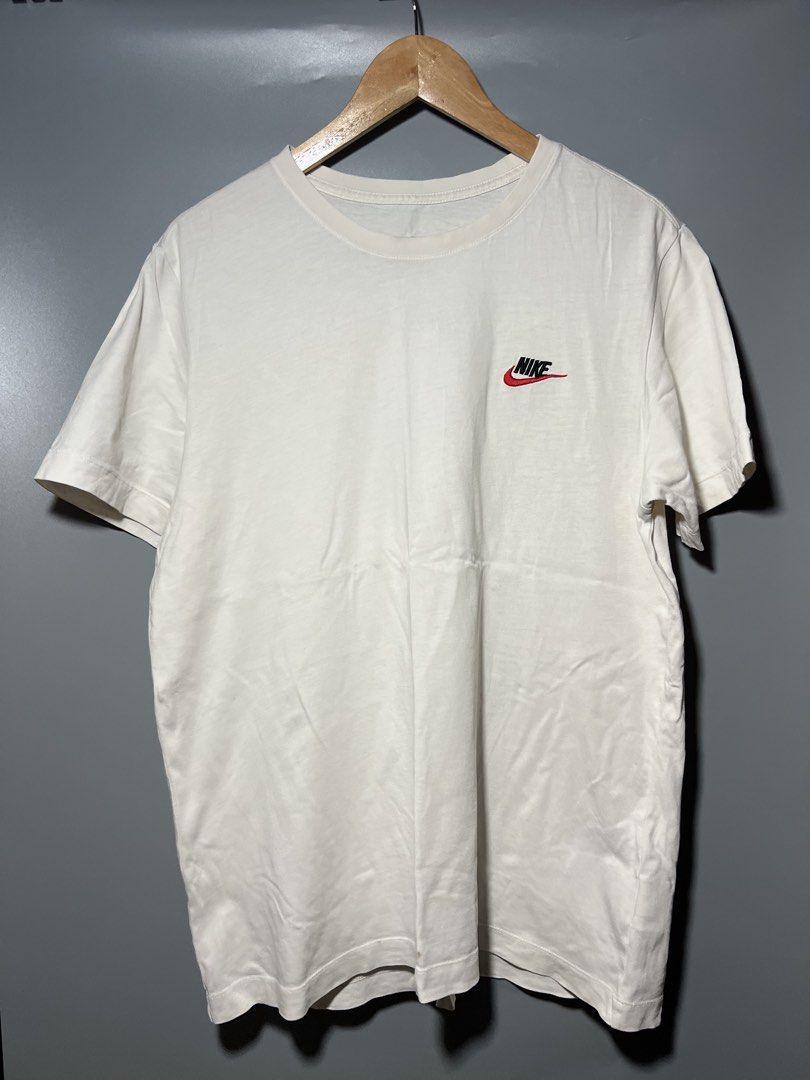 NIKE SIDE SHOOSH (Category: Tshirts & Polo Shirts ) located in Panabo. Submitted by lloydskiee_ni_bai (Listing ID 1459724818, Image 1). Description: ▪️DIMES: W21 x L27.5 ▪️EXCELLENT CONDITION: 9/10 ▪️COLOR RATE: 9/10 ▪️ISSUE: ❌.