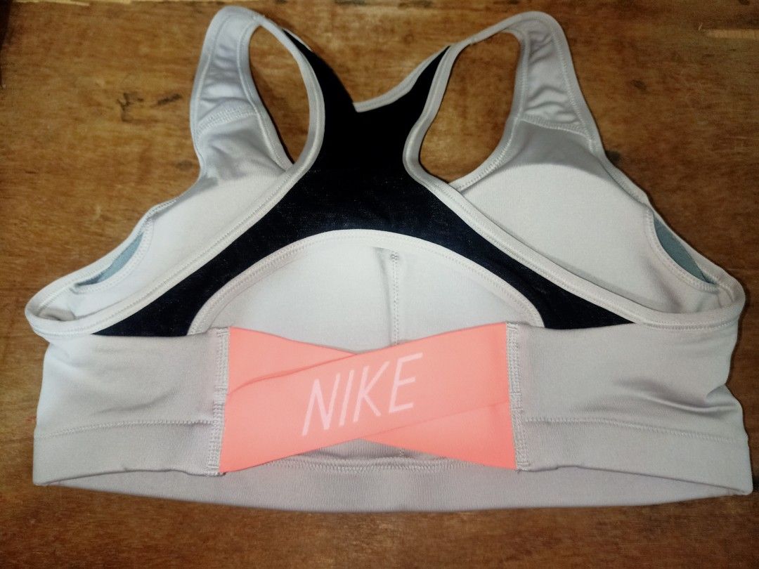 Nike sport bra (Category: Activewear) located in Pasig City. Submitted by urdal01 (Listing ID 1459777518, Image 2). Description: nike sport bra/surplus goodcondition see the picture for details..