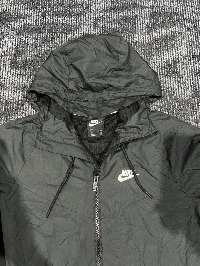 Nike Windbreaker (Category: Activewear) located in Bacoor. Submitted by basicthrift (Listing ID 1459697762, Image 2). Description: Excellent condition Almost newhans 10/10 color rate Pm for more info.