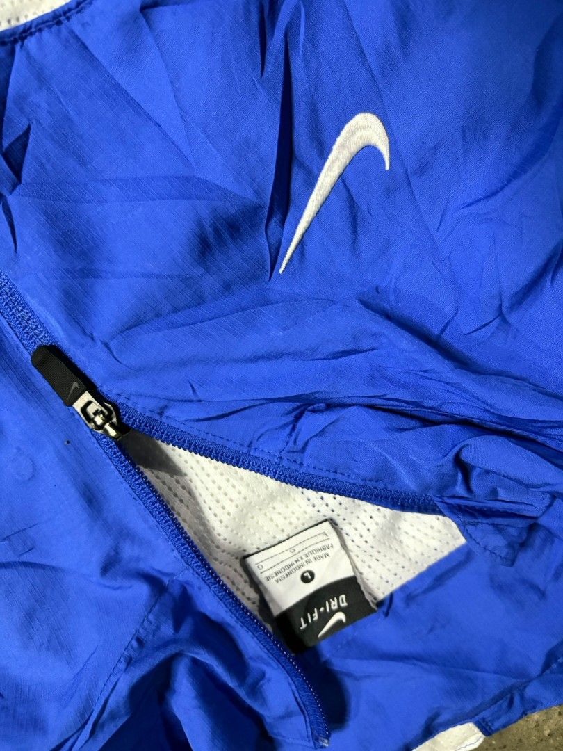Nike Windbreaker (Category: Coats, Jackets and Outerwear) located in San Jose. Submitted by rnb_thrift (Listing ID 1459827583, Image 2). Description: Dimes:22x28.5 -Complete Tags.