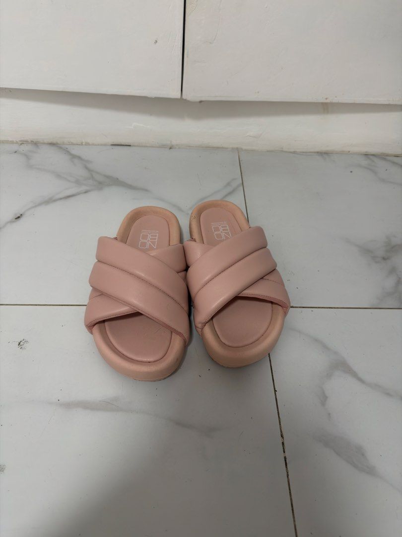 No Boundaries Sandals (Category: Flats & Sandals) located in Manila. Submitted by declutters.wrdrb (Listing ID 1459796760, Image 1). Description: .