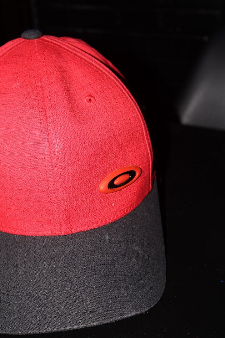 OAKLEY O Logo Flexfit Cap by YOOPONG (Category: Caps & Hats) located in Caloocan City. Submitted by mikkibuckets (Listing ID 1459799055, Image 1). Description: .