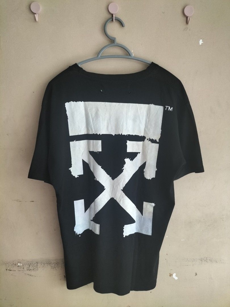 Off-White Main Label (Large) (Category: Tshirts & Polo Shirts ) located in Cavite. Submitted by taro_sakamoto_23 (Listing ID 1459724632, Image 1). Description: - Official Off-White - Authentic - Complete tags 💯 - Heavy Cotton - 9.5/10 color rate honest Issue: - Pinholes lang sa necktag need tahi.