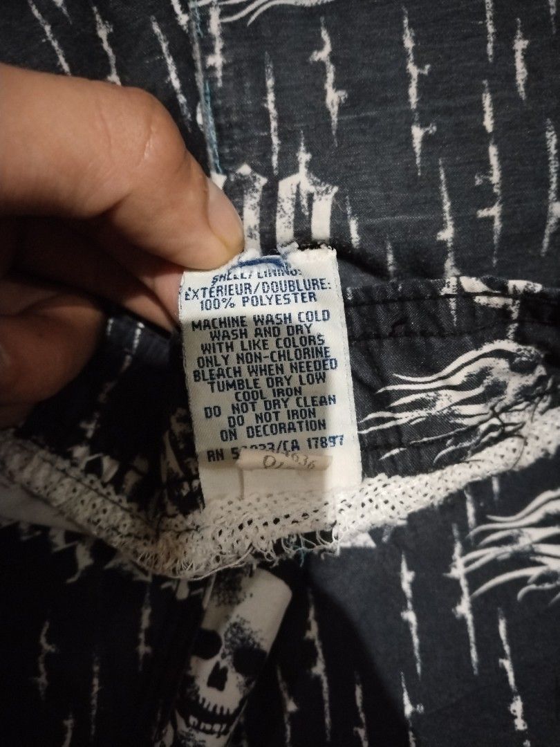 Old Navy aop board short (Category: Shorts) located in Mariveles. Submitted by jthrift_22 (Listing ID 1459881594, Image 3). Description: Size: 34w 21l leg hole 11 no hidden issue, good condition.