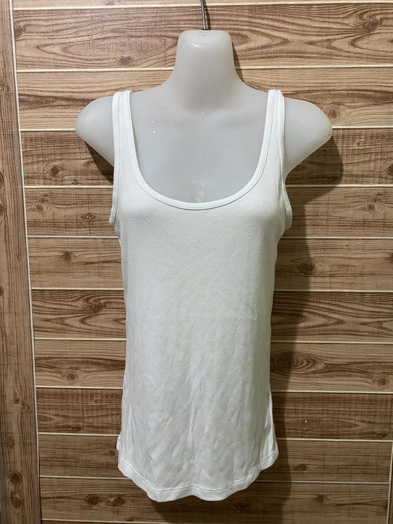 Old Navy First-Layer Ribbed Scoop-Neck Tank Top (Category: Others Tops) located in Binan City. Submitted by katespanie (Listing ID 1459747363, Image 1). Description: The top shows minor signs of previous wear but maintains its overall structure, original white color, and clear inner printed labeling with no major staining, tearing, or severe pilling. 📍 Location: LAGUNA 🚚 Lalamove delivery available. 💸 Shipping fee is shouldered by the buyer. �