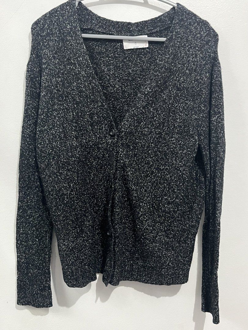 PAYDAY SALE! Old Navy Knitted Gray Cardigan (Category: Others Tops) located in Manila. Submitted by jhcollections (Listing ID 1459696797, Image 3). Description: Old Navy Knitted Gray Cardigan - XS on label but can fit upto medium - complete buttons - actual photos posted - j&t/grab/lalamove.