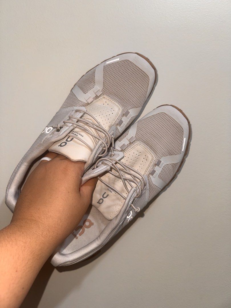 On Cloud 9.5W (Category: Sneakers) located in Mandaluyong City. Submitted by emeyarey (Listing ID 1459809807, Image 2). Description: .