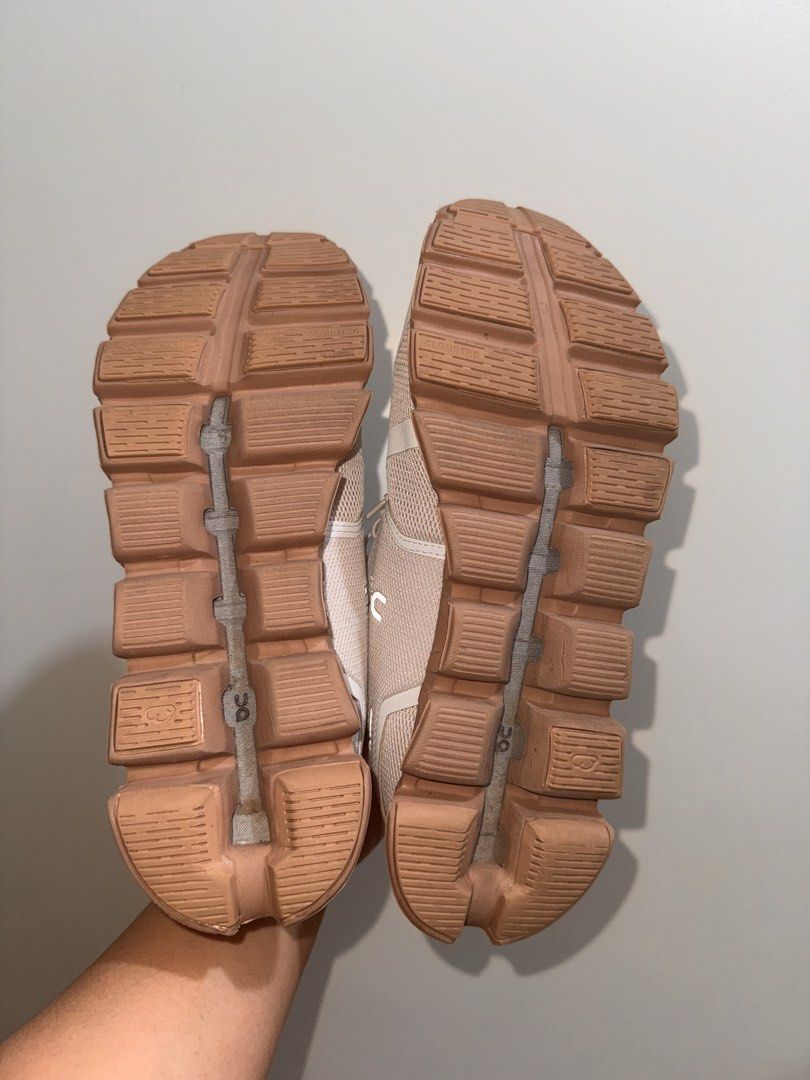 On Cloud 9.5W (Category: Sneakers) located in Mandaluyong City. Submitted by emeyarey (Listing ID 1459809807, Image 3). Description: .