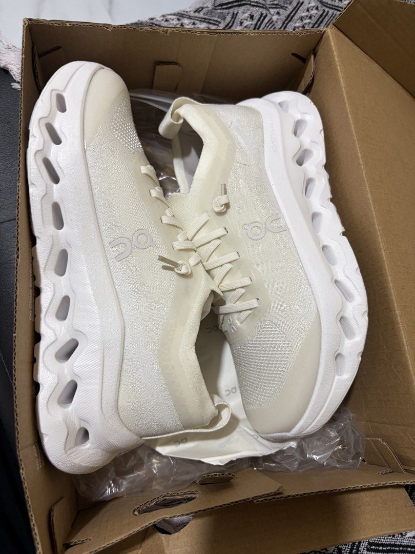 OnCLOUD CREAM SIZE euro 37 (Category: Sneakers) located in San Isidro. Submitted by epictiger_e56216 (Listing ID 1459745266, Image 2). Description: Brand new Nadoble lang order. Nag order mister ko e naka checkout nako. 1,750 kuha ko nito sa orange basket malambot UA PAIR. 1.300 nalang .