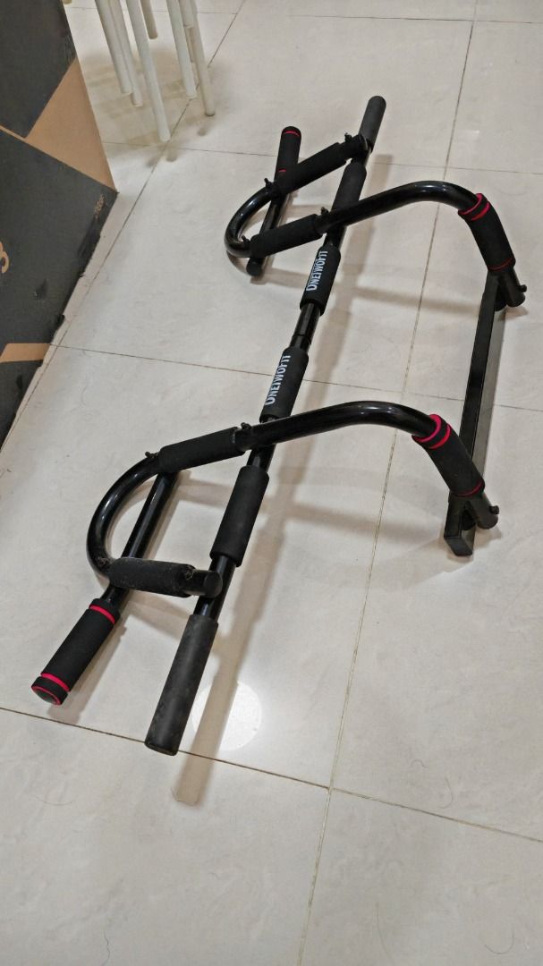 ONLIVINGIT Doorway Pull Up Bar （分類：掛鉤和衣架）位於 Hong Kong。 由 techunter 提交（商品編號 1459843241，圖片 2）。簡介： ONLIVINGIT pull up bar for doorway. Multiple grip options for different exercises. Foam grips for comfort. Easy to assemble and use. Great for home workouts. Unused for a long time.。