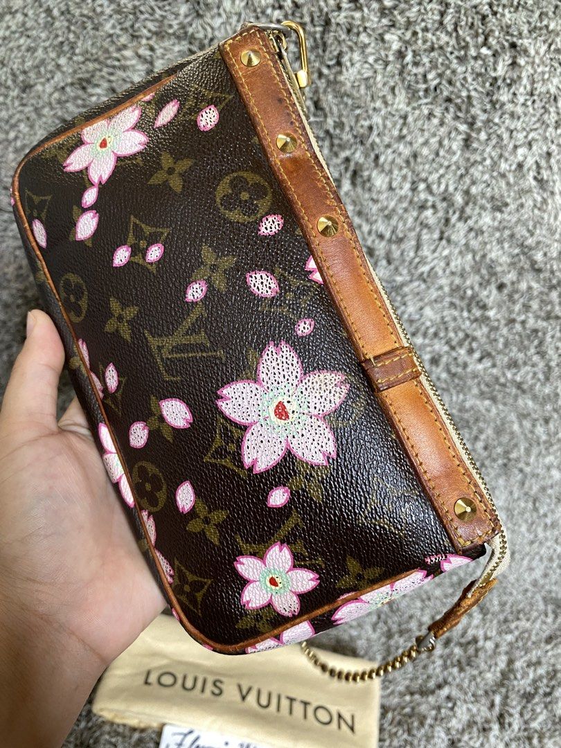 Orig pochette (Category: Luxury Accessories) located in Tagum. Submitted by amarasluxbag (Listing ID 1459780997, Image 3). Description: With flaws Replaced na yong chain galing din sa original lv eva Missing ribbon Faded hardwares May kunting dirt da loob Bawal to sa maselan.