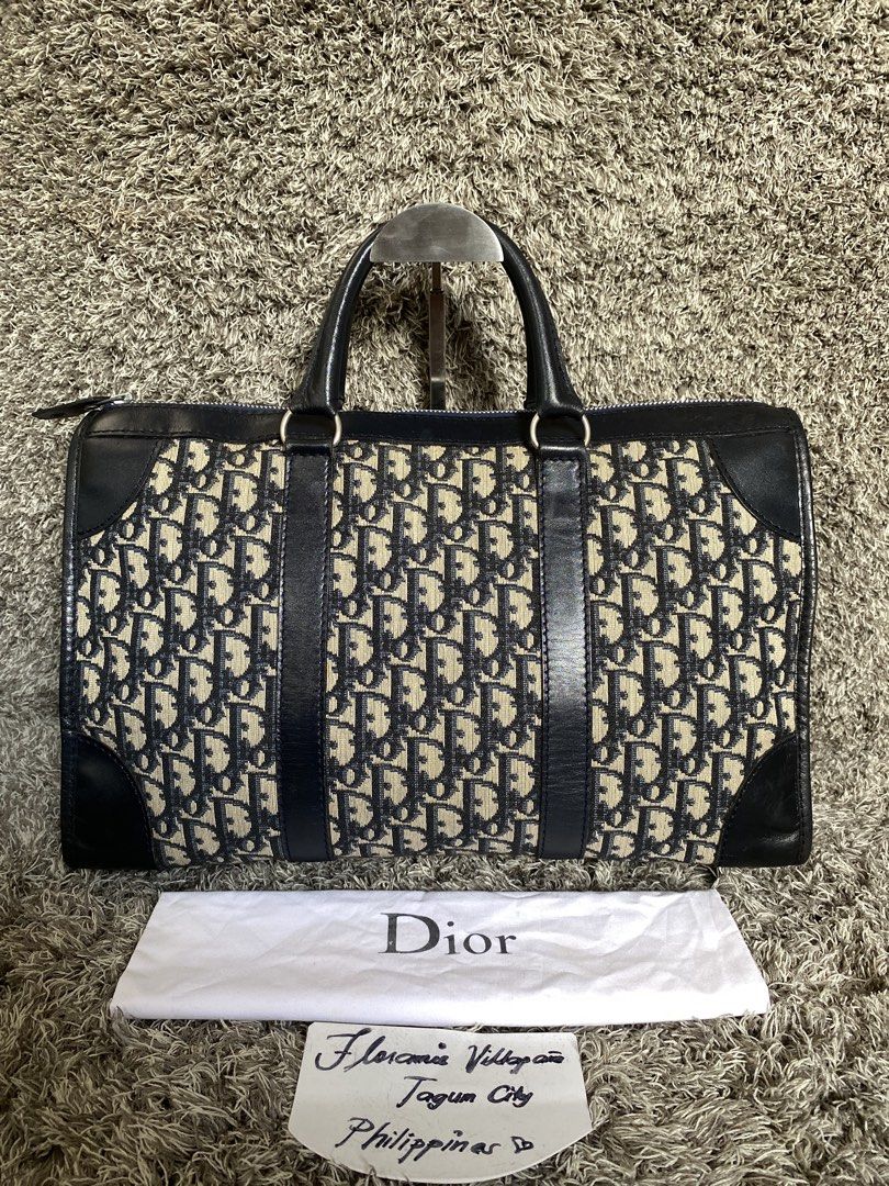 Orig vintage Boston 40 (Category: Luxury Accessories) located in Tagum. Submitted by amarasluxbag (Listing ID 1459725907, Image 1). Description: Very good condition Normal sign of stain Sign of use only Malinis pa .