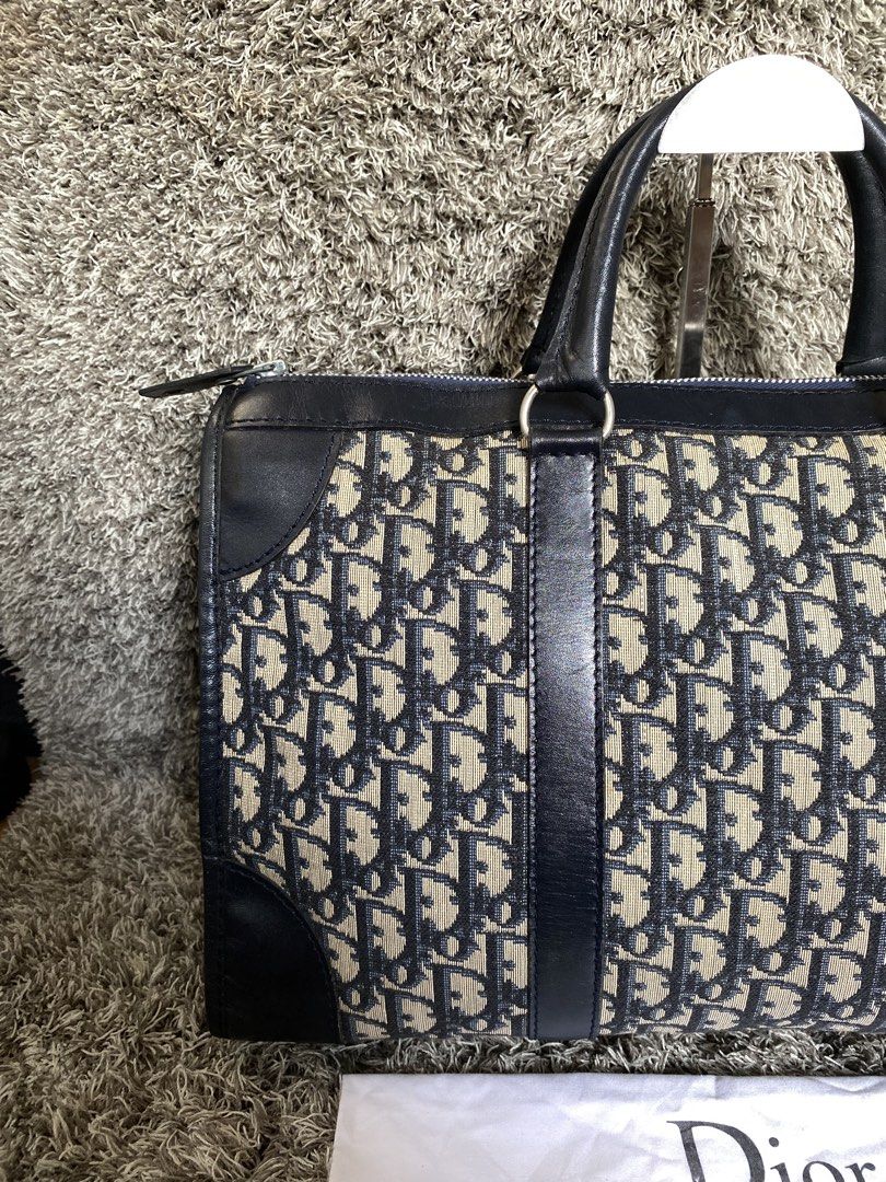 Orig vintage Boston 40 (Category: Luxury Accessories) located in Tagum. Submitted by amarasluxbag (Listing ID 1459725907, Image 3). Description: Very good condition Normal sign of stain Sign of use only Malinis pa .