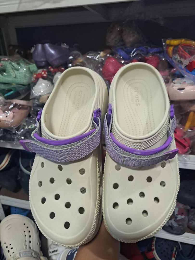 ORIGINAL PRELOVED CROCS FOR ADULT (Category: Flats & Sandals) located in Quezon City. Submitted by kimlynandaya (Listing ID 1459744680, Image 1). Description: ORIGINAL PRELOVED CROCS FOR ADULT M:9 W:11 CM:.