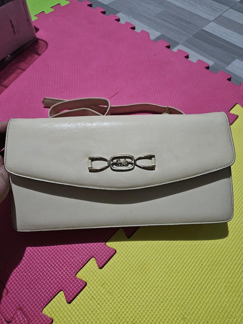Original Vintage Celine shoulder bag (Category: Luxury Bags & Wallets) located in Angeles City. Submitted by maria_anna_gracia1130 (Listing ID 1459837832, Image 1). Description: Original Vintage Celine bag Leather Cream color Issue faded hardware D masara zipper Walang cracks or sira yung leather .