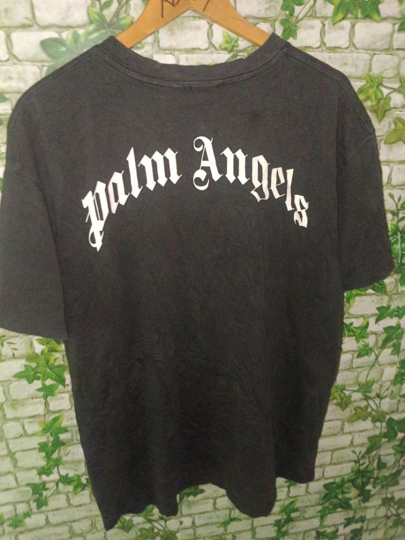 Palm Angels Bear Print T-Shirt (Category: Tshirts & Polo Shirts ) located in Carcar. Submitted by rolandobac92675 (Listing ID 1459745521, Image 1). Description: - Authentic Palm Angels T-Shirt - Iconic broken bear graphic on the front - Palm Angels logo on the back - Size: XL - Material: Cotton blend - Made in Portugal - Essential for any streetwear collection.