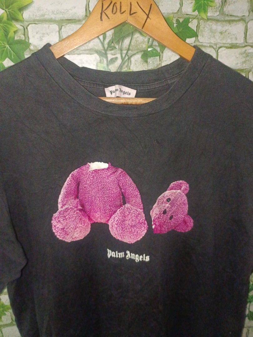 Palm Angels Bear Print T-Shirt (Category: Tshirts & Polo Shirts ) located in Carcar. Submitted by rolandobac92675 (Listing ID 1459745521, Image 2). Description: - Authentic Palm Angels T-Shirt - Iconic broken bear graphic on the front - Palm Angels logo on the back - Size: XL - Material: Cotton blend - Made in Portugal - Essential for any streetwear collection.