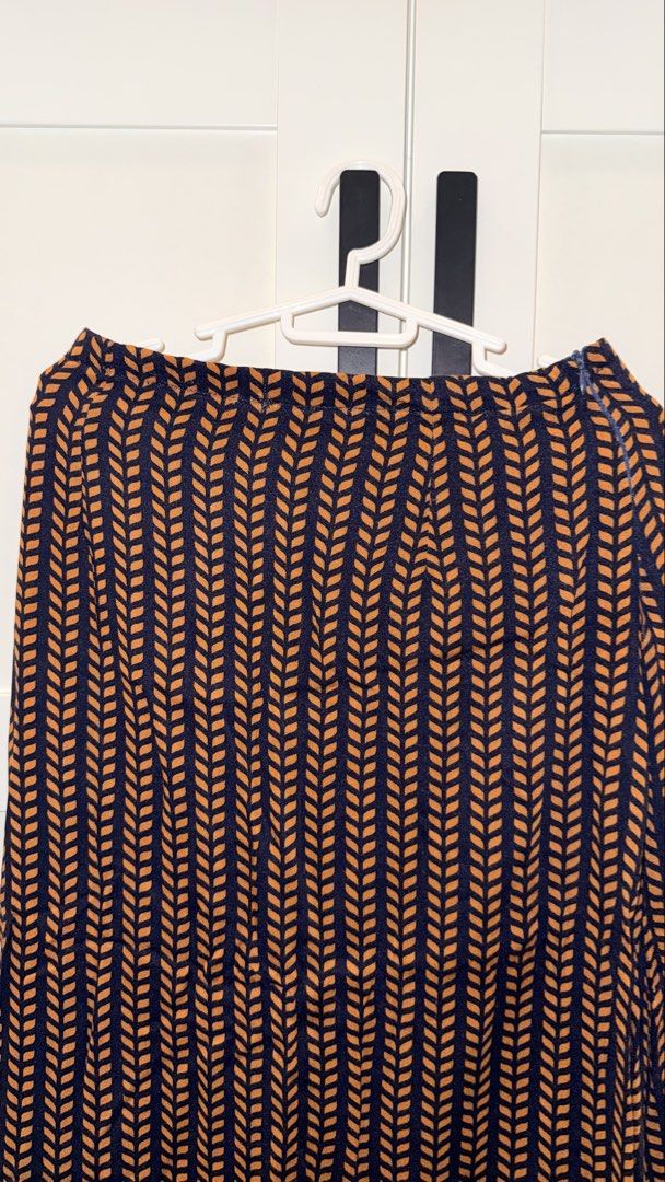 Patterned Low rise Long Skirt (Category: Skirts) located in Las Pinas. Submitted by kathhsantoss (Listing ID 1459803243, Image 2). Description: - Worn once - Side zipper closure .