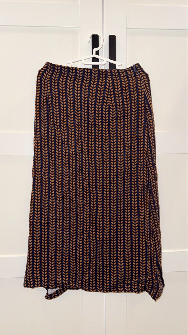 Patterned Low rise Long Skirt (Category: Skirts) located in Las Pinas. Submitted by kathhsantoss (Listing ID 1459803243, Image 1). Description: - Worn once - Side zipper closure .