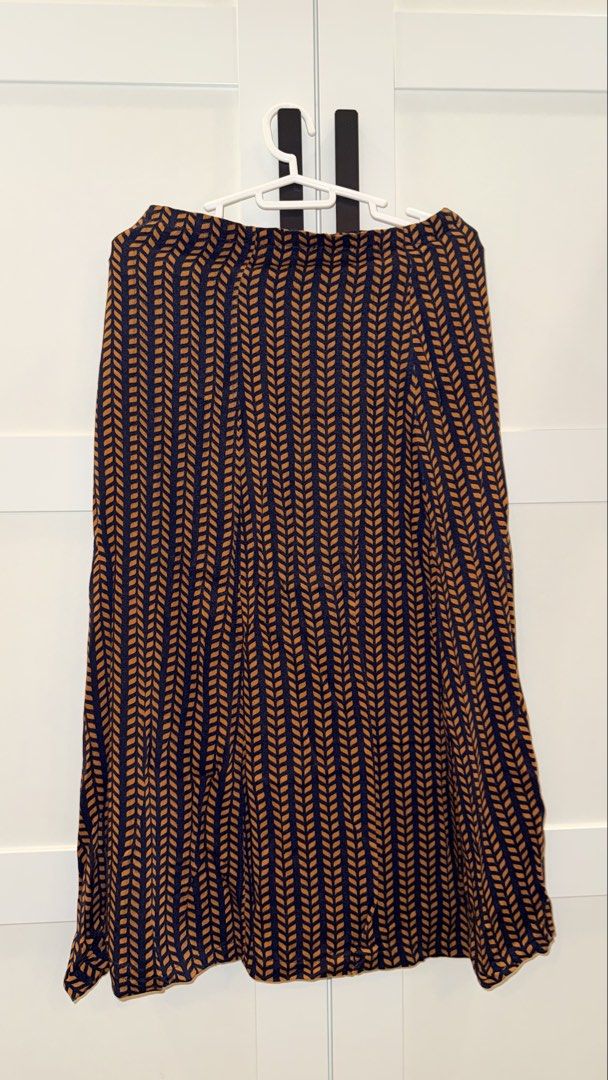 Patterned Low rise Long Skirt (Category: Skirts) located in Las Pinas. Submitted by kathhsantoss (Listing ID 1459803243, Image 3). Description: - Worn once - Side zipper closure .